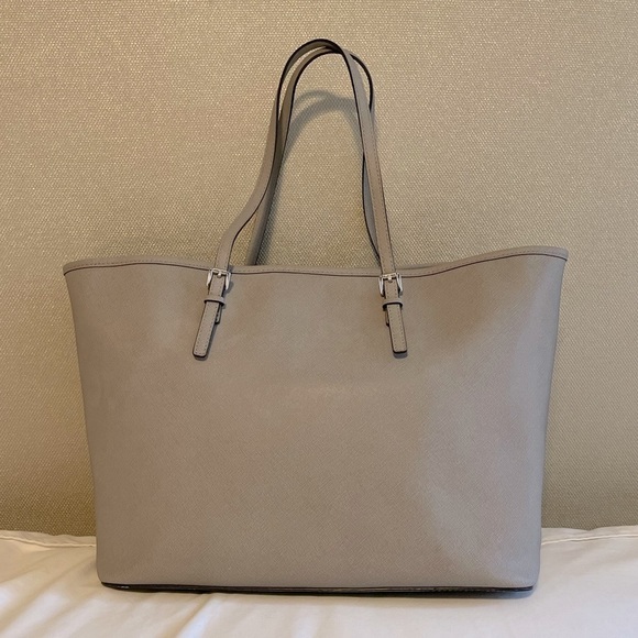 Michael Kors Jet Set Travel Studded Saffiano Leather Medium Tote Bag - Picture 3 of 7